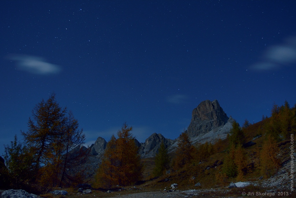 Noční obloha pod Passo di Giau, s výhledem na Averau, Dolomity, Itálie