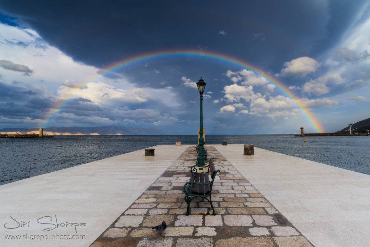Oblouk duhy nad přístavem – Senj, Chorvatsko
