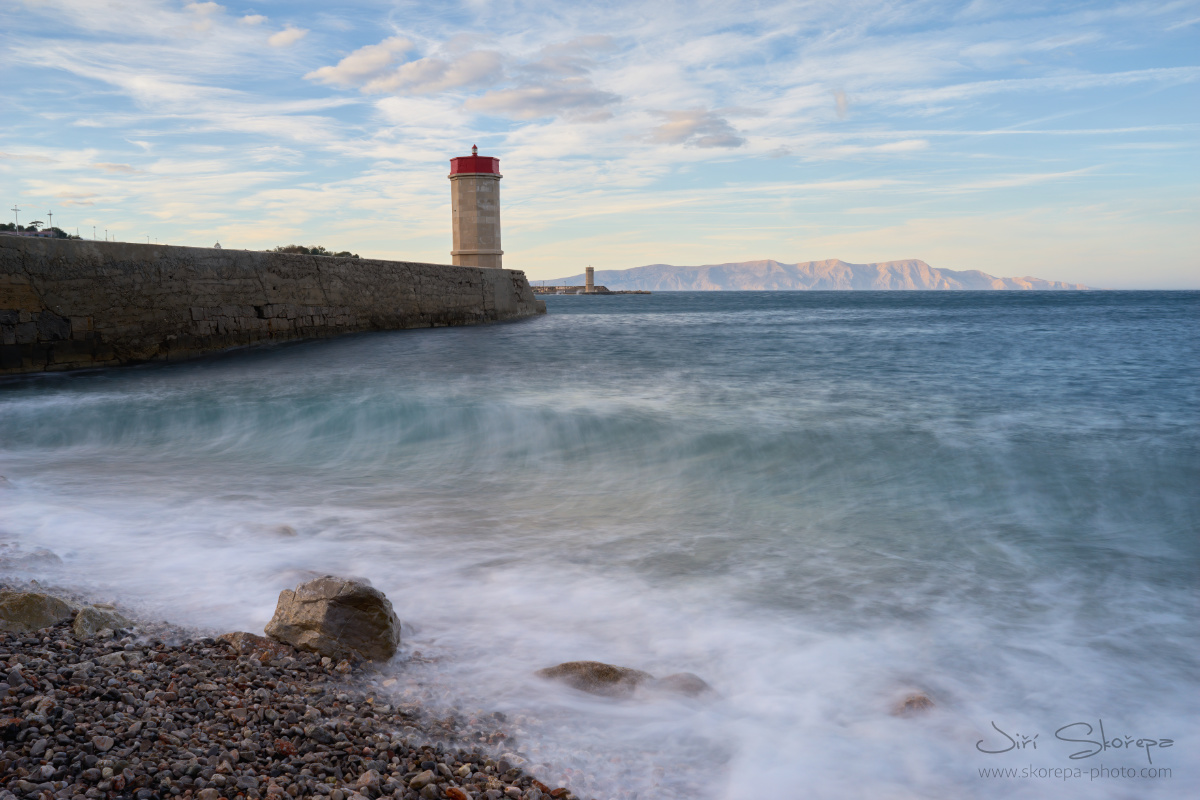 Ranní moře u majáku v přístavu – Senj, Chorvatsko