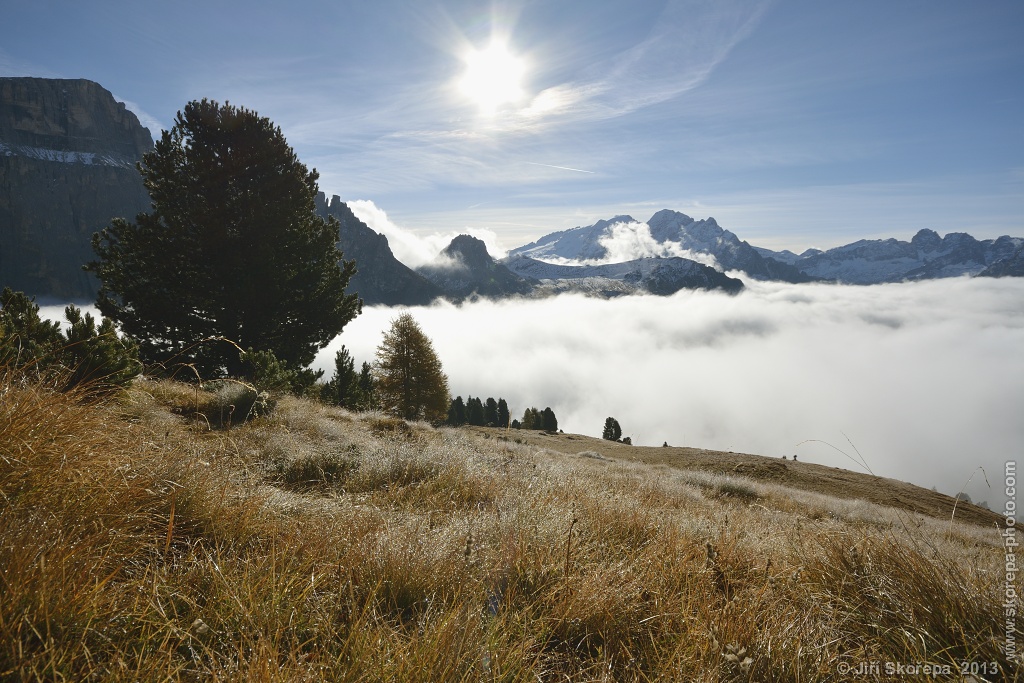 Ráno pod Passo Sella, s výhledem na Marmoladu, Dolomity, Itálie