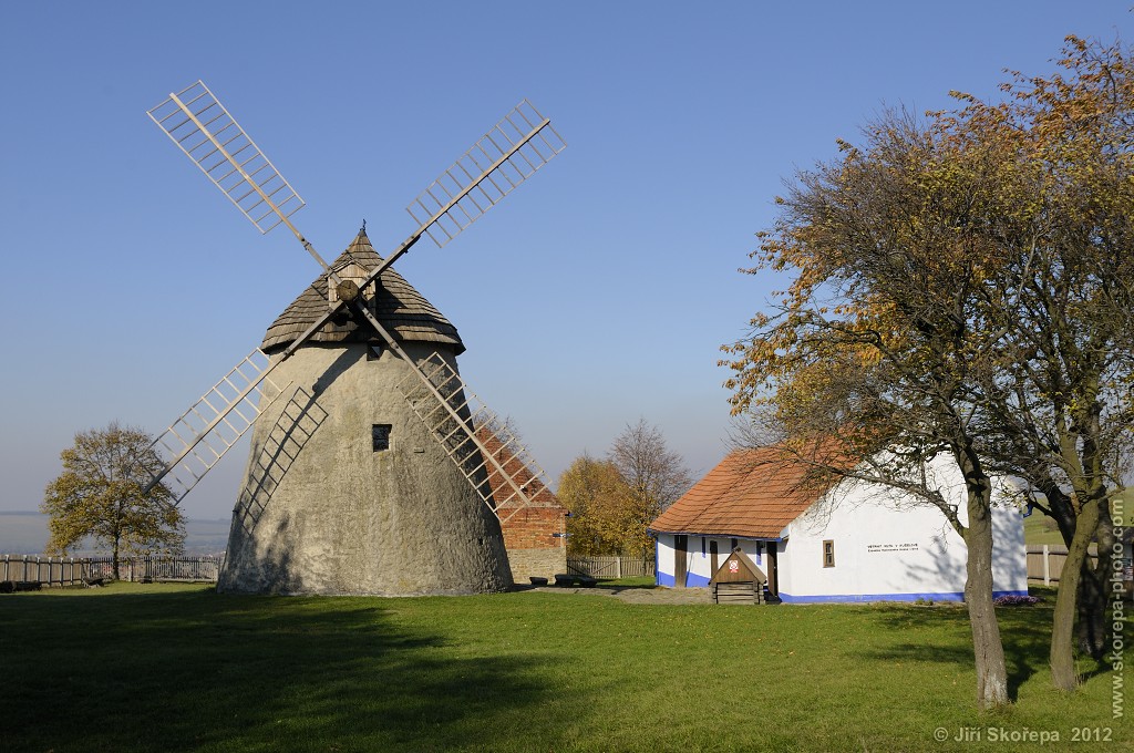 Větrný mlýn u Kuželova - CHKO Bílé Karpaty