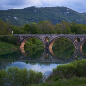 Kosinjski most v podvečer – Kosinj...