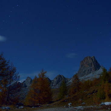 Noční obloha pod Passo di Giau, s...